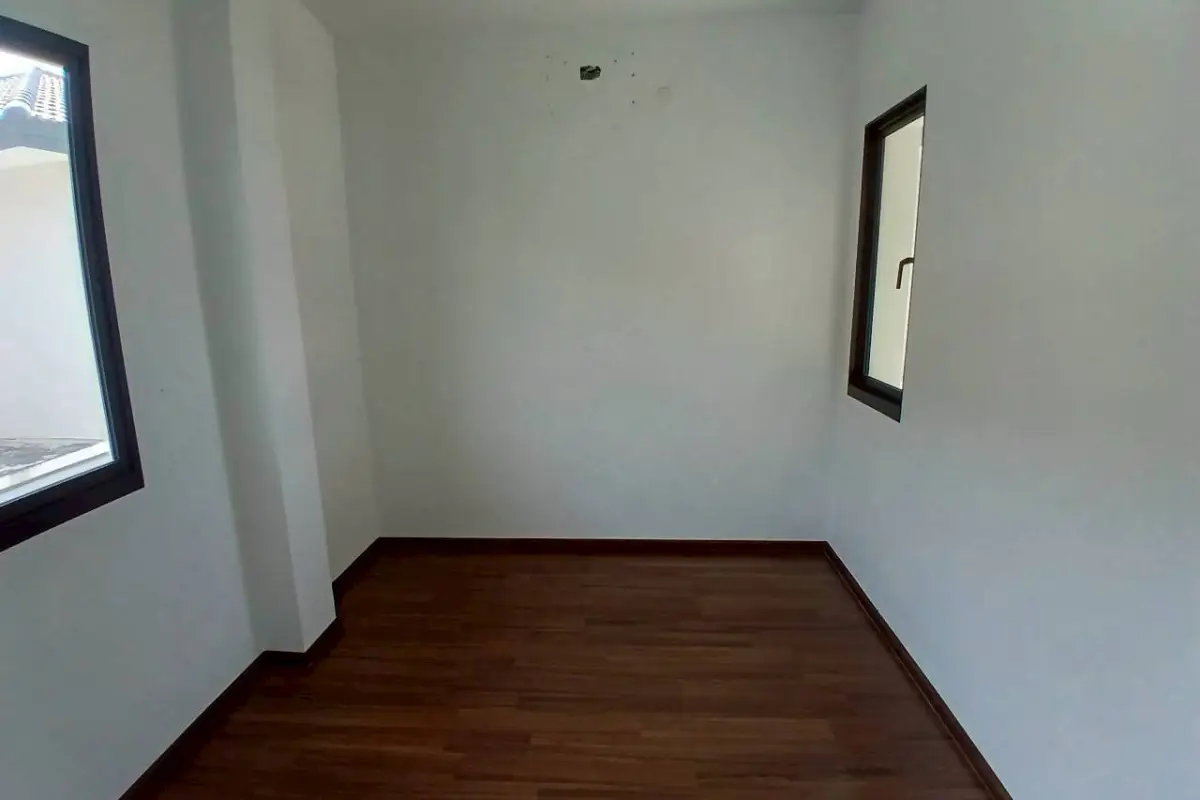 ภาพห้องนอนขนาดกะทัดรัดอีกห้องหนึ่ง สามารถประยุกต์เป็นห้องแต่งตัว หรือห้องทำงาน พร้อมหน้าต่างระบายอากาศ