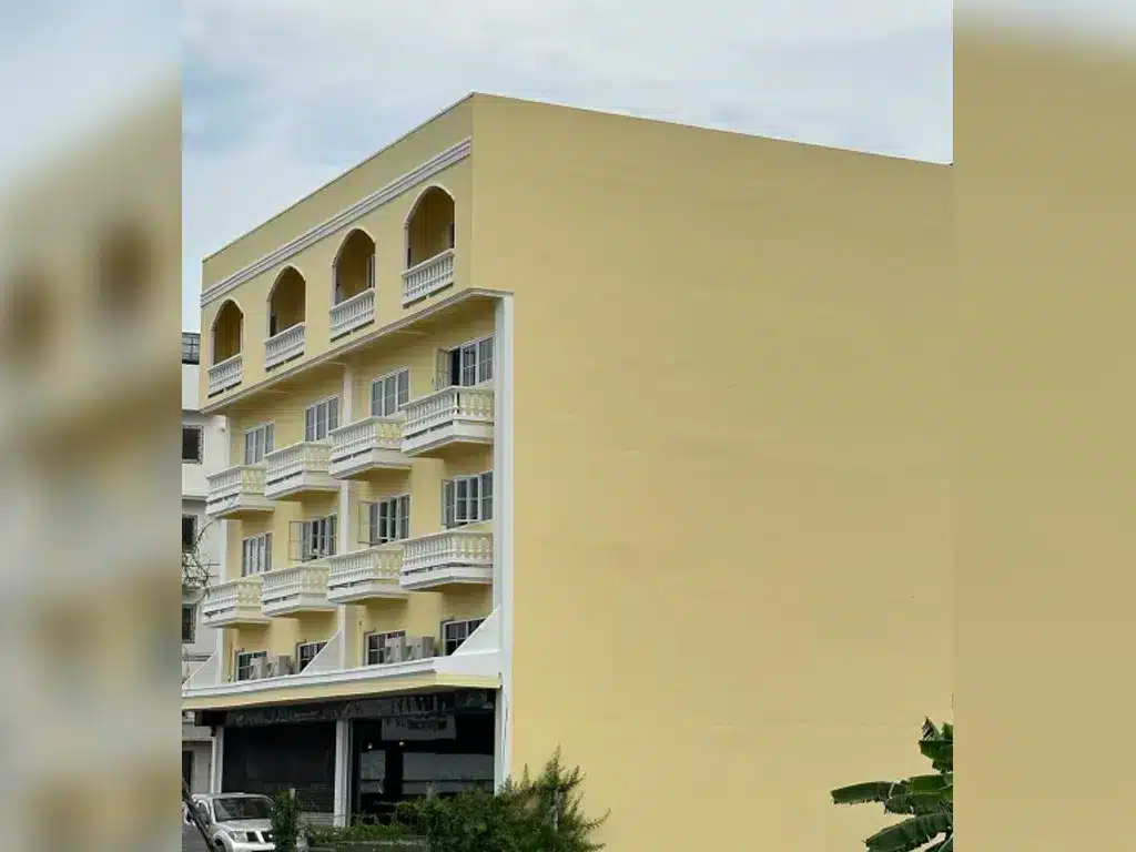 ภาพด้านข้างอาคารแบบเต็มตา แสดงถึงผนังทึบด้านข้างที่สามารถใช้เป็นพื้นที่ติดตั้งป้ายโฆษณาขนาดใหญ่เพื่อสร้างรายได้เสริม