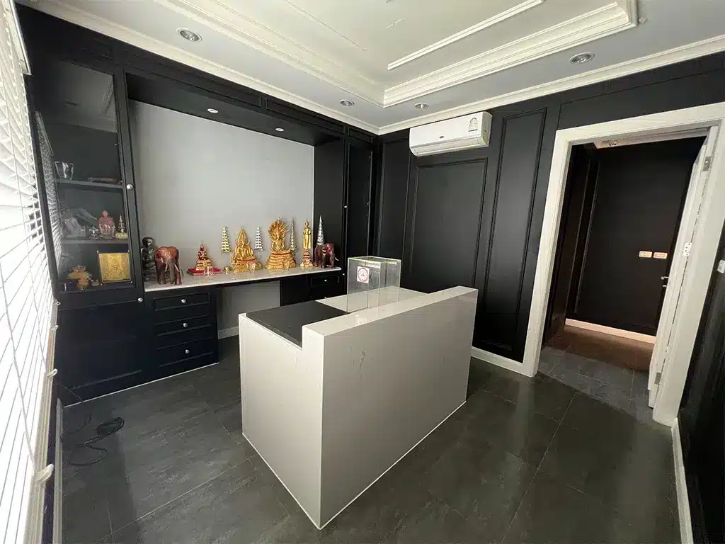 ห้องตกแต่งบิ้วท์อินสีดำพร้อมเคาน์เตอร์ ปัจจุบันใช้เป็นห้องพระ