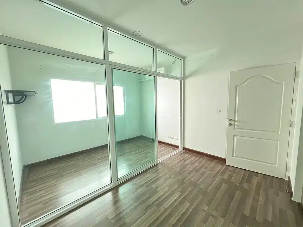 ห้องที่ถูกกั้นด้วยกระจกใสบานเลื่อน เหมาะสำหรับเป็นห้องประชุมหรือห้องทำงานส่วนตัว
