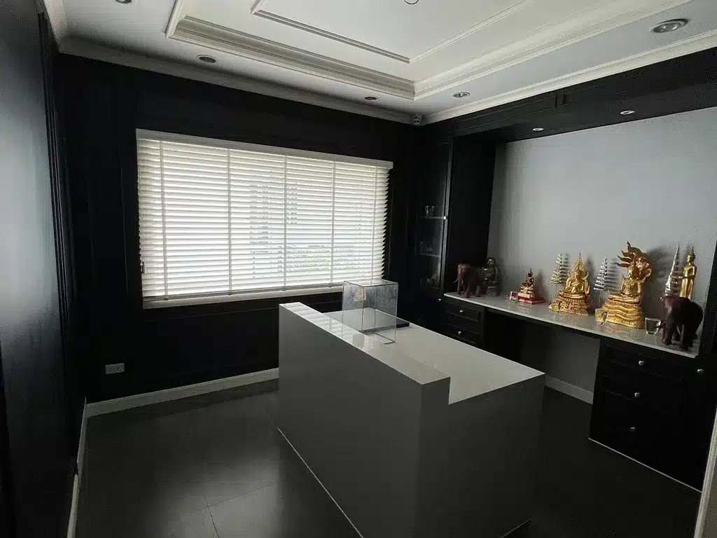 อีกมุมหนึ่งของห้องบิ้วท์อินสีดำ แสดงให้เห็นหน้าต่างที่ตกแต่งด้วยมู่ลี่สีขาวสบายตา