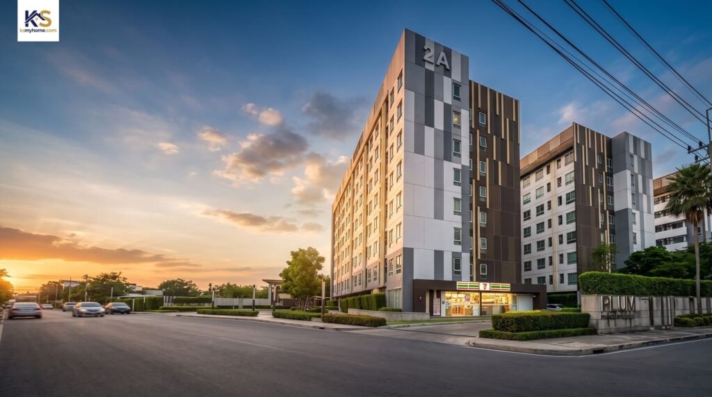 ภาพถ่ายพลัมคอนโด พหลโยธิน 89 (Plum Condo Phaholyothin 89) ในช่วงเย็น แบนเนอร์รีวิวทำเลและราคา คอนโดมิเนียมย่านพหลโยธิน-รังสิต